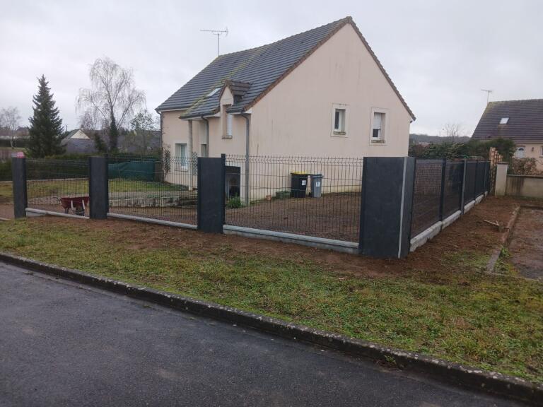 Clôture en grillage rigide avec plaque en pied alternée avec des palis d’ardoise