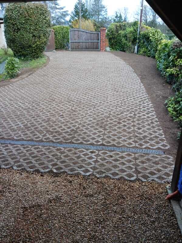 Dalles alvéolées en béton pour engazonnement