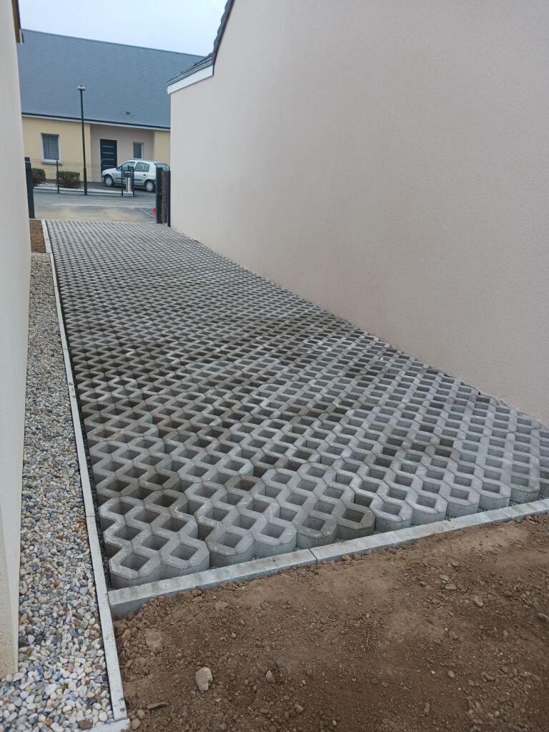 Dalles alvéolées en béton pour remplissage en gravette