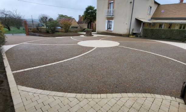 Décoration en pavés dans béton désactivé du Loir