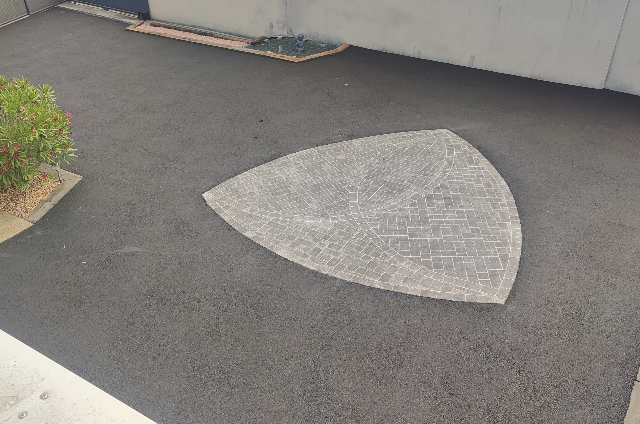 Décoration en pavés dans l'enrobé